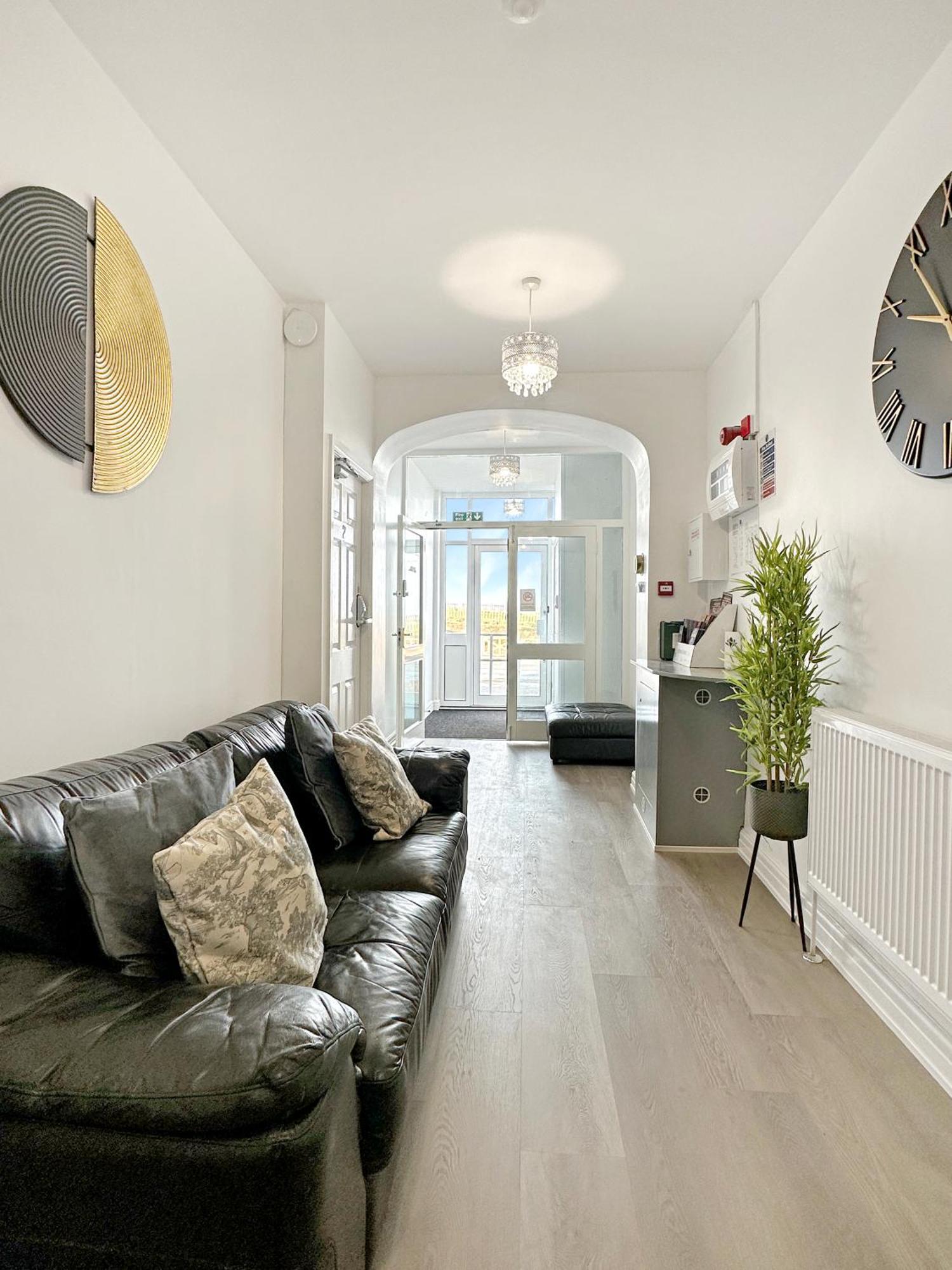 Granada Apartments Queen'S Promenade Blackpool Exterior photo