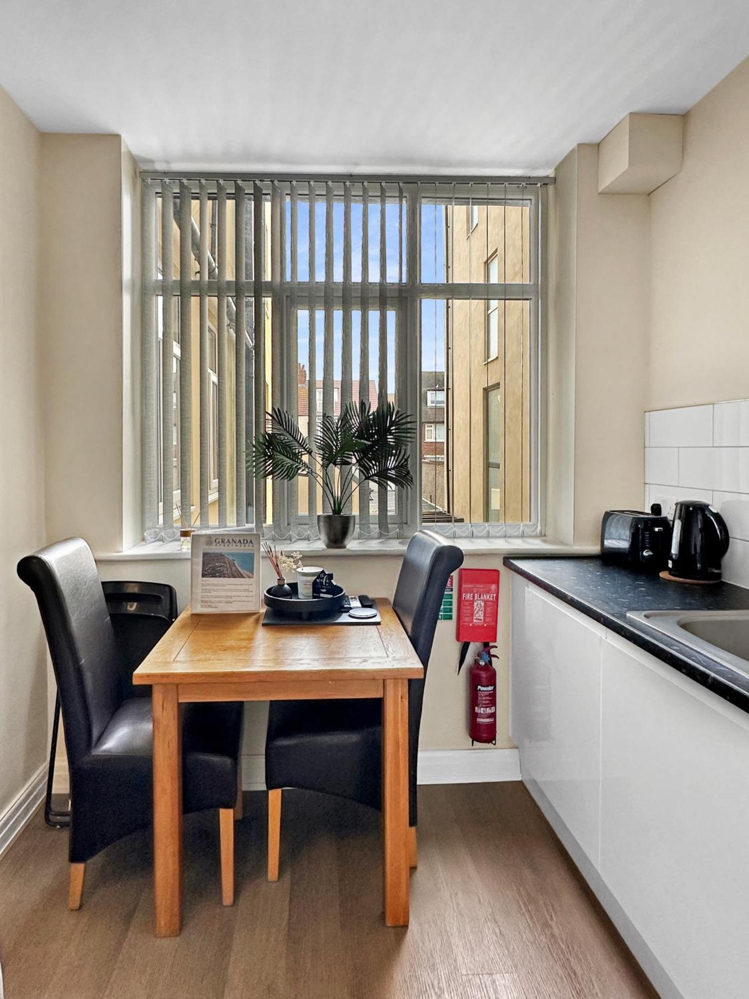 Granada Apartments Queen'S Promenade Blackpool Exterior photo