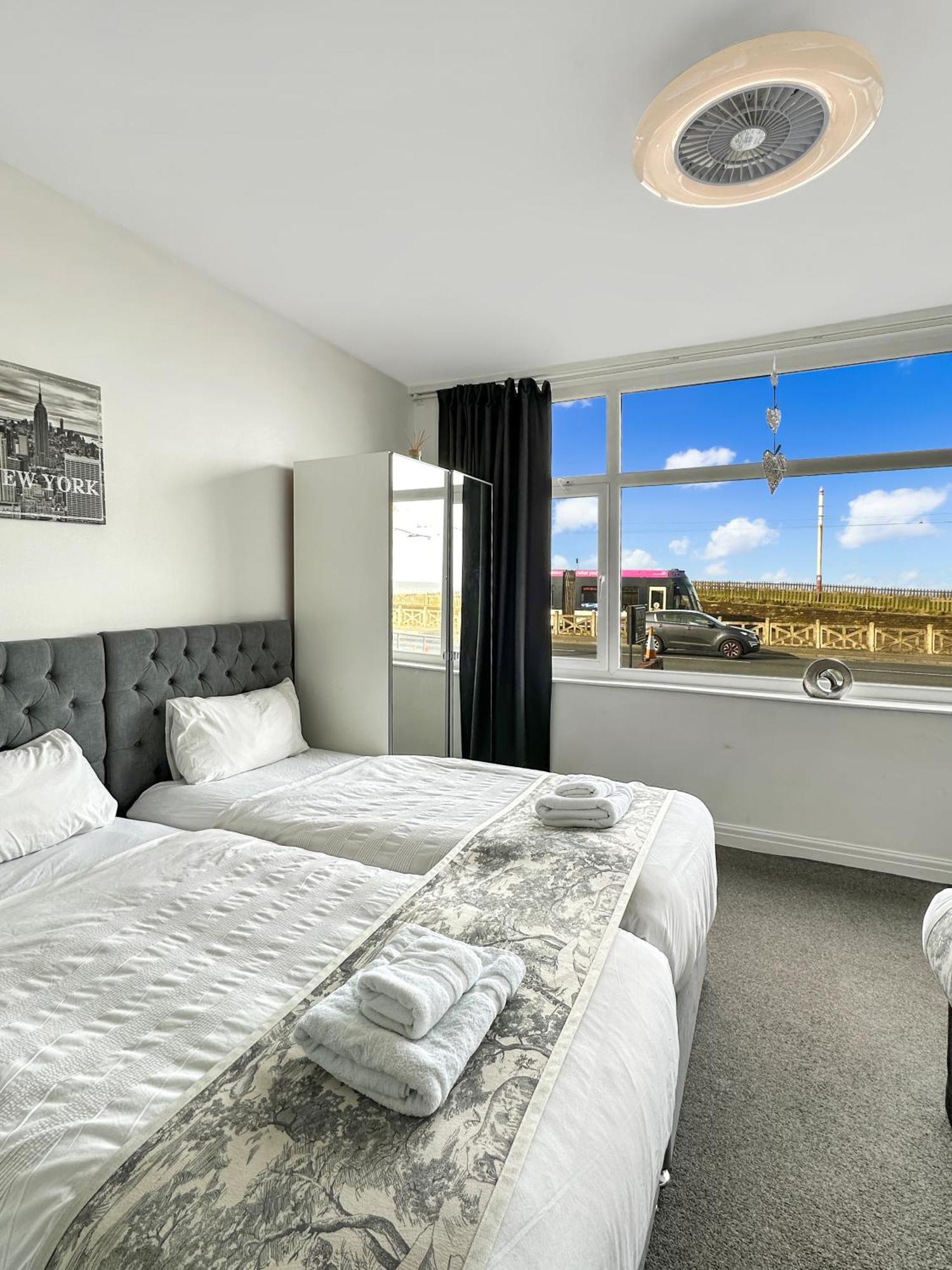 Granada Apartments Queen'S Promenade Blackpool Exterior photo