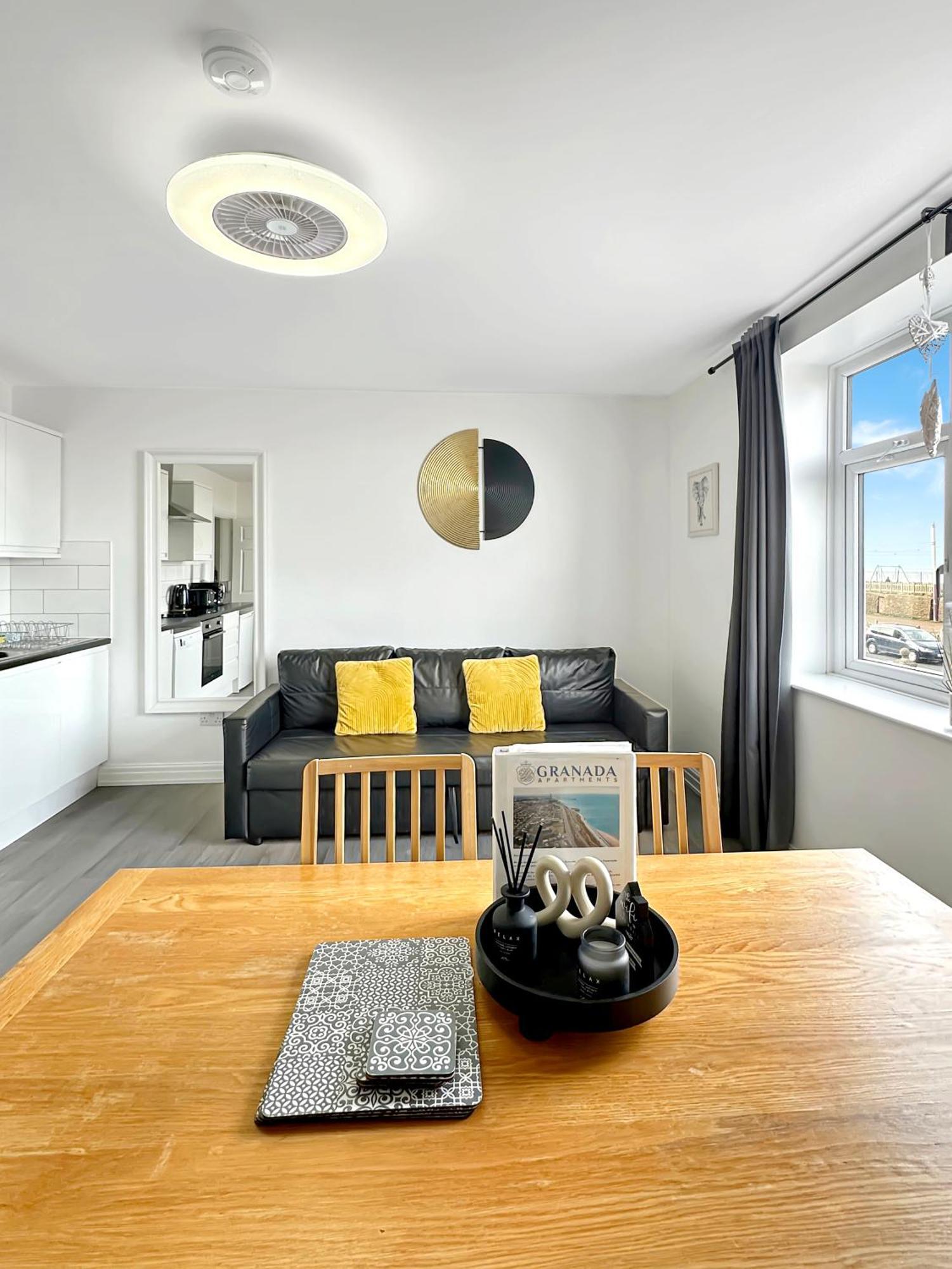 Granada Apartments Queen'S Promenade Blackpool Exterior photo