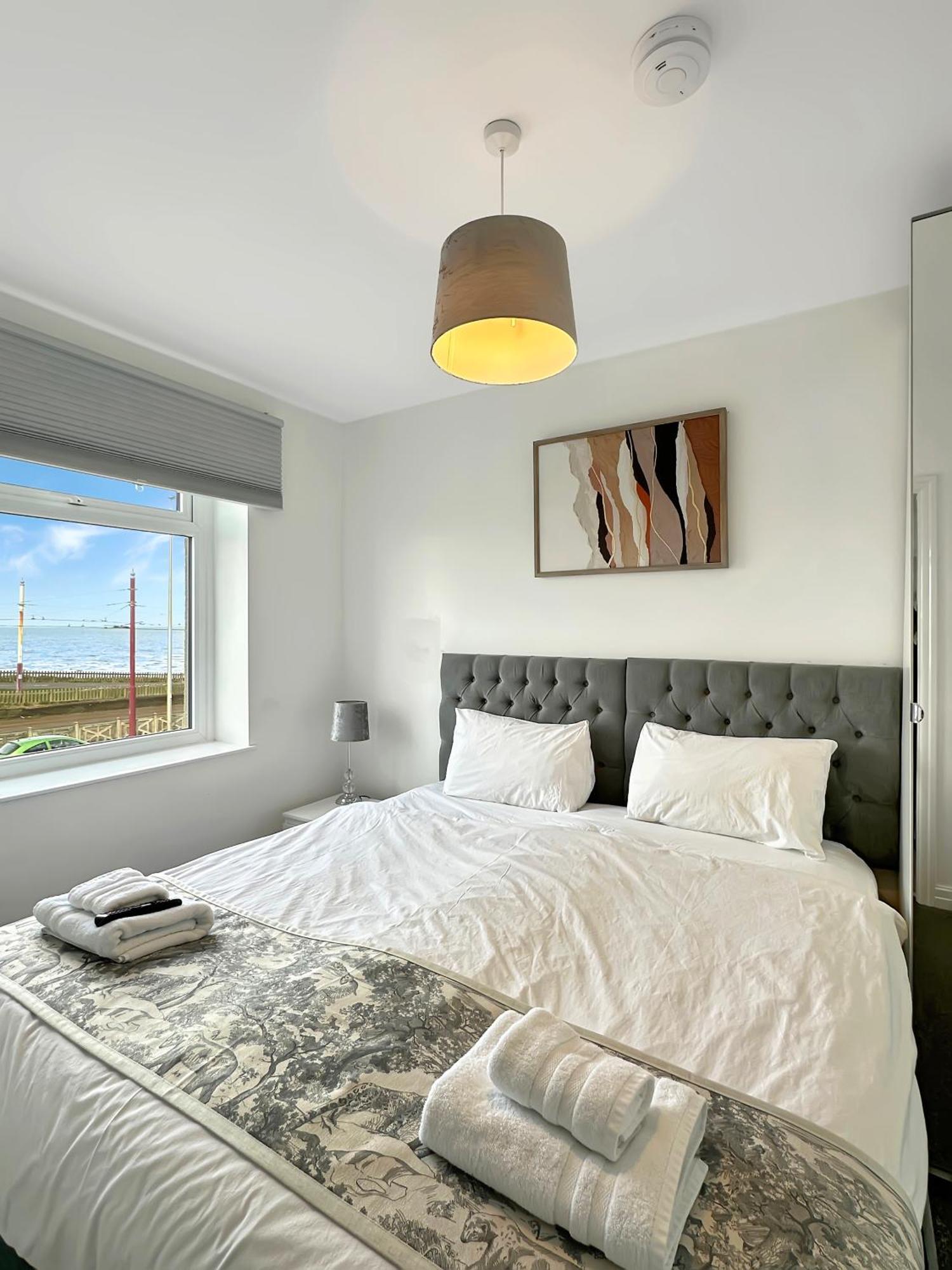 Granada Apartments Queen'S Promenade Blackpool Exterior photo
