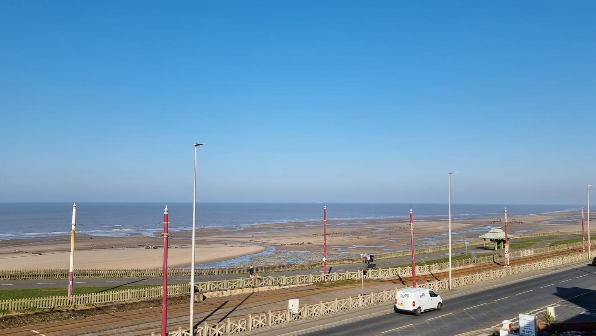 Granada Apartments Queen'S Promenade Blackpool Exterior photo