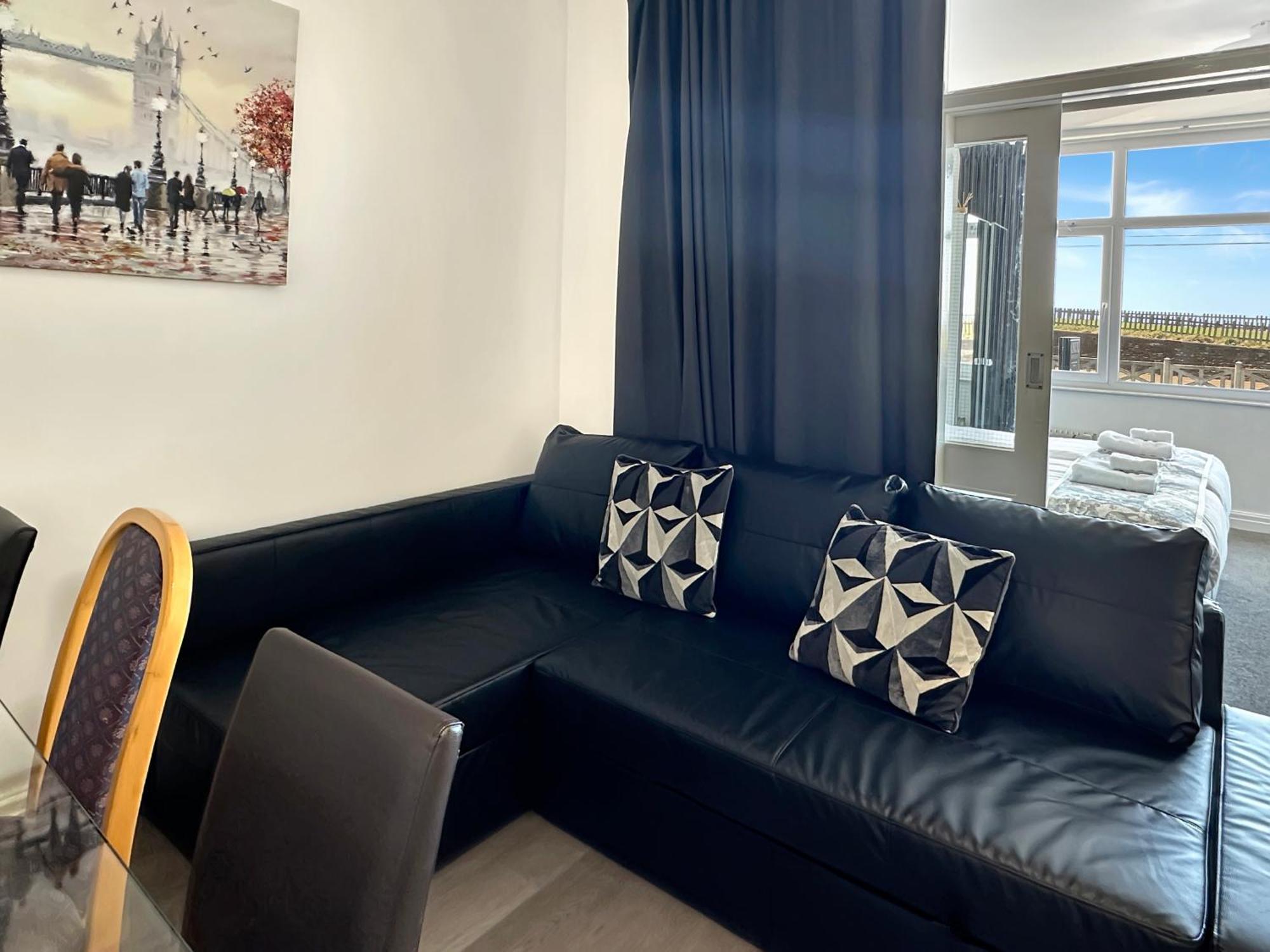 Granada Apartments Queen'S Promenade Blackpool Exterior photo