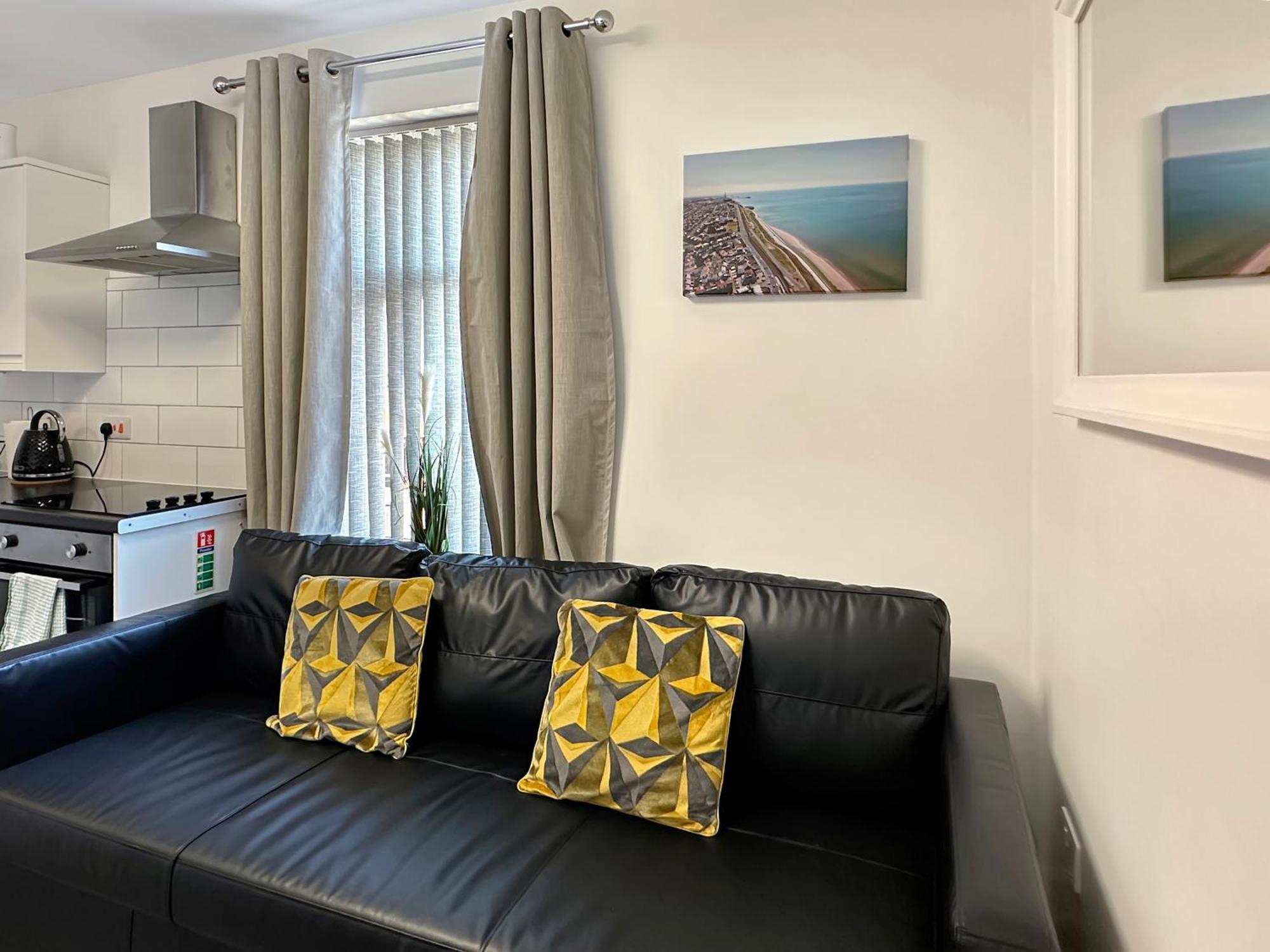 Granada Apartments Queen'S Promenade Blackpool Exterior photo