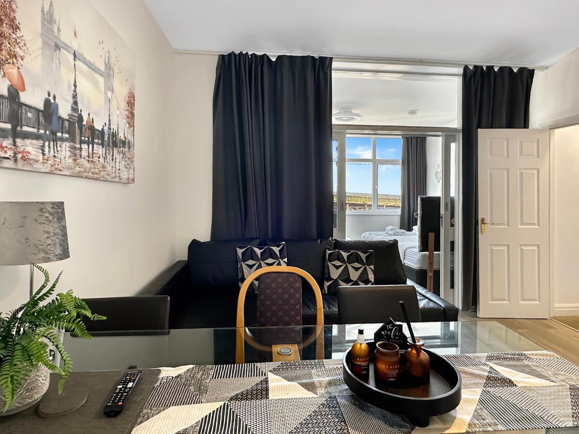Granada Apartments Queen'S Promenade Blackpool Exterior photo