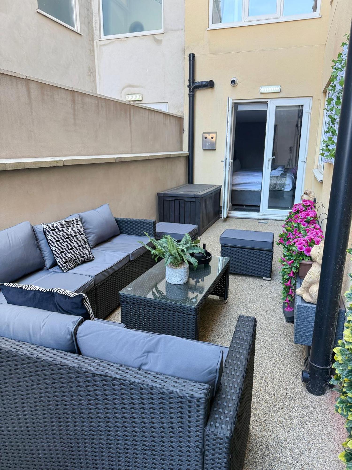 Granada Apartments Queen'S Promenade Blackpool Exterior photo