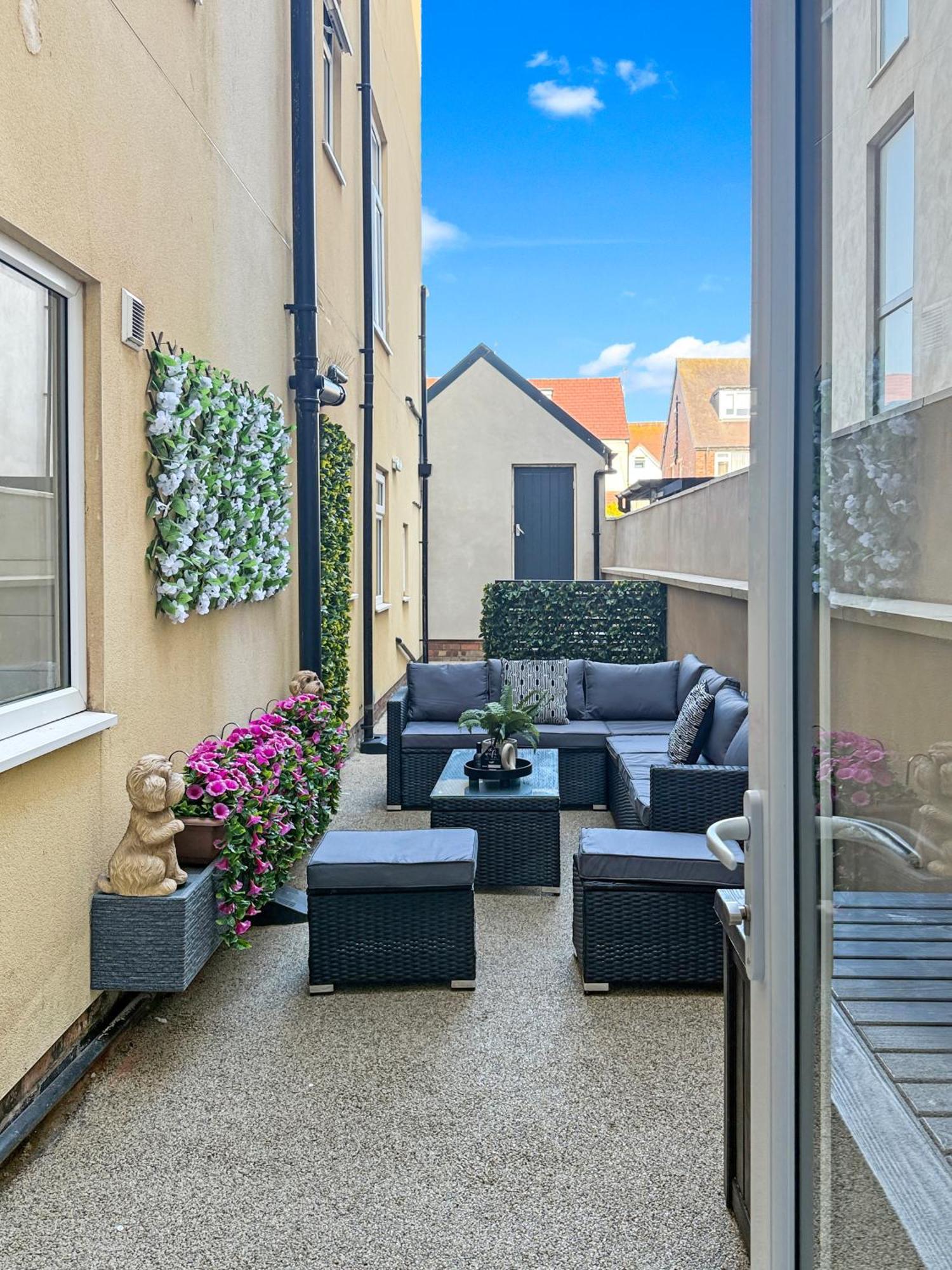 Granada Apartments Queen'S Promenade Blackpool Exterior photo